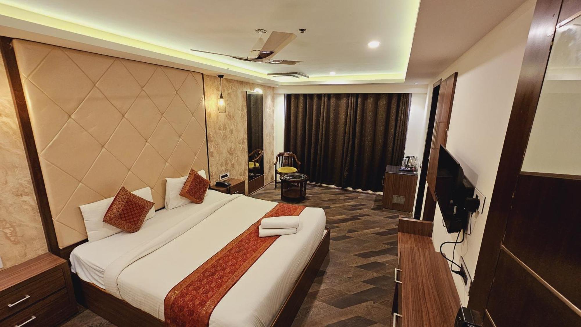 The Triumph Hotel Varanasi Exterior photo