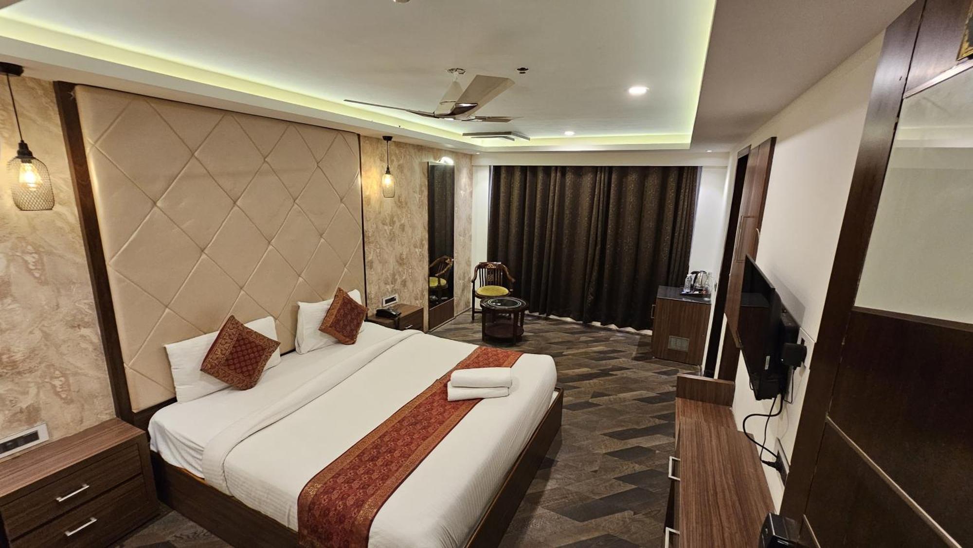 The Triumph Hotel Varanasi Exterior photo